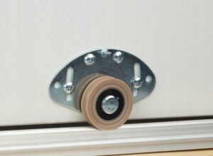 aukcja specjalna kółka i prowadnice do szafy przesuwnej